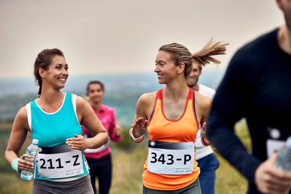 grupa ludzi biegnących