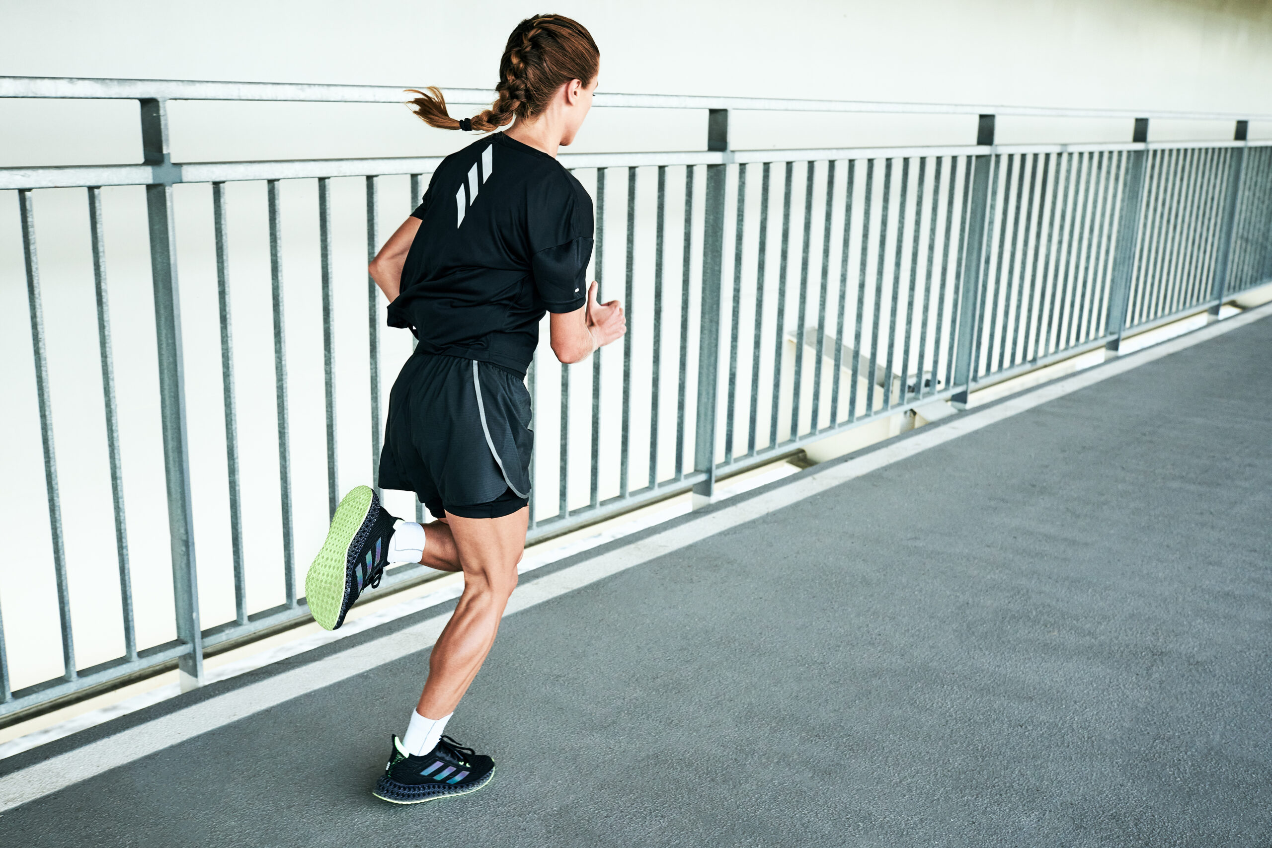 Półmaraton to dystans wymagający respektu. Warto dobrze się do niego przygotować. (na zdj. buty adidas 4DFWD)