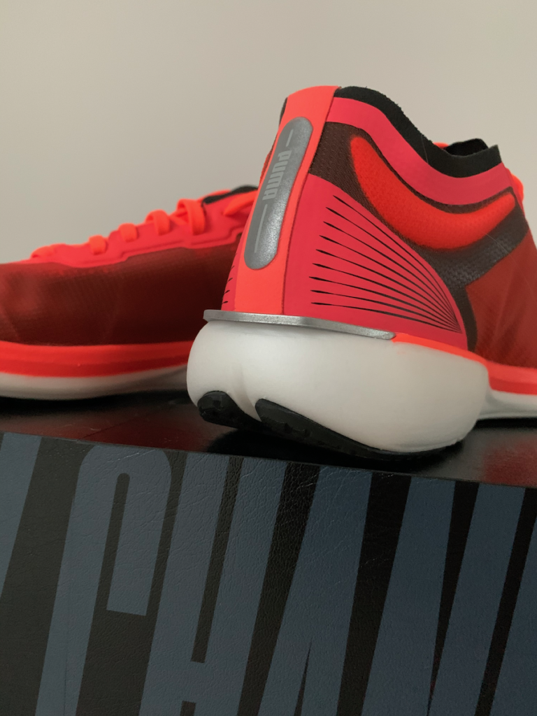 Spoiler - płytka TPU stabilizuje piętę i poprawia widoczność biegaczy.