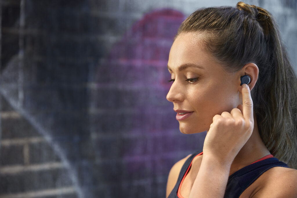 Jeśli lubisz słuchać muzyki w czasie treningu, wygodne słuchawki do podstawa.