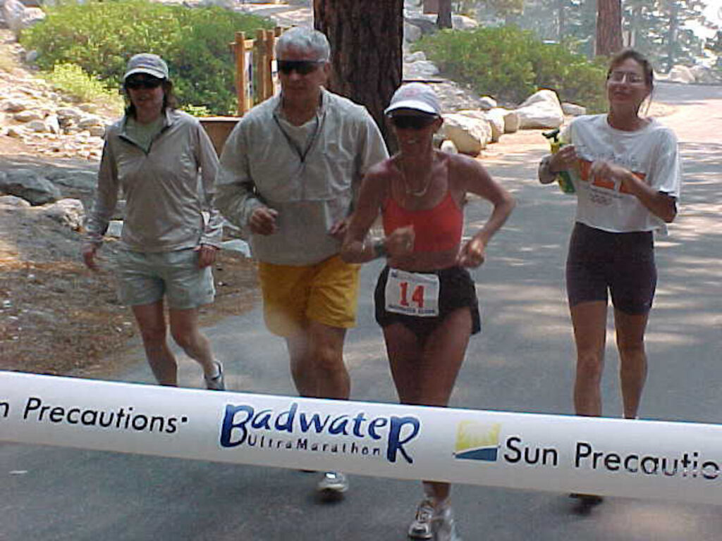 Pam Reed pierwsza na mecie Badwater w 2002 roku. Źródło: https://www.badwater.com/2002webcast/shows/show19/index.htm