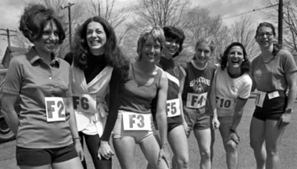 Siedem biegaczek na linii startu Maratonu Bostońskiego w 1972 roku, z ośmiu ówcześnie startujących. Źródło: https://kathrineswitzer.com/press-room/