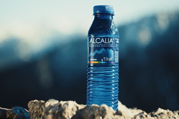 Co warto wiedzieć o spożywaniu wody alkalicznej?