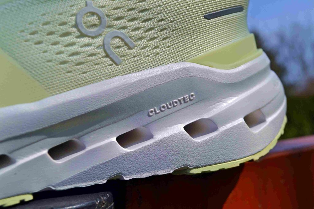 Recenzja ON CLOUDRUNNER 3 24 Skośne ułożenie chmurek w podeszwie