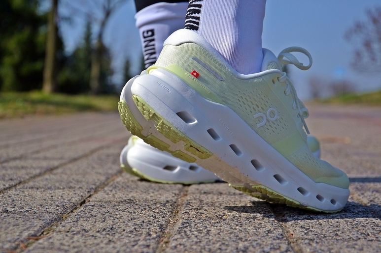 Recenzja ON CLOUDRUNNER 3 32 Smukły wygląd to wyjątkowa zaleta Cloudrunner 3