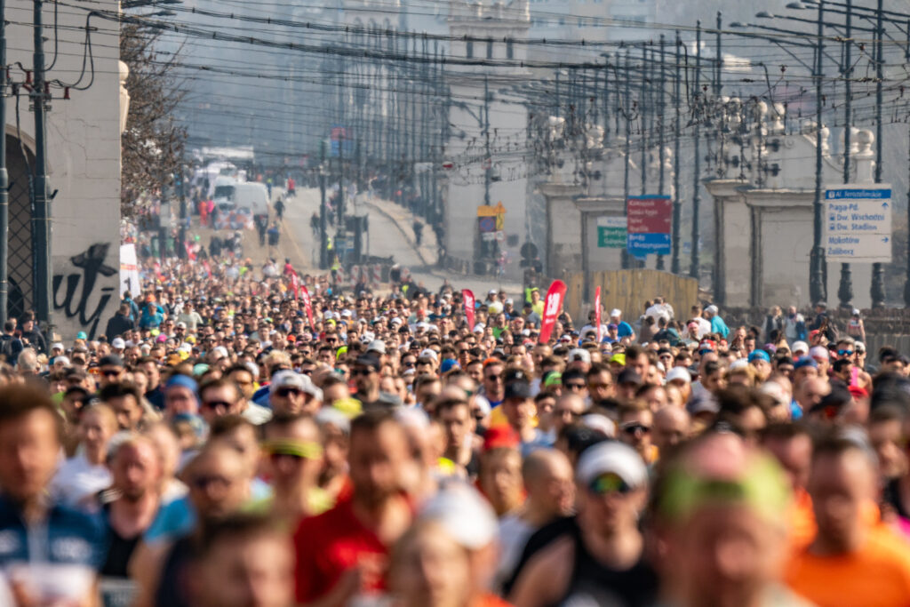 Warszawa otwiera sezon biegowy z rekordową liczbą biegaczy. 33 tysiące zawodników na starcie jubileuszowego 20. Półmaratonu Warszawskiego i New Balance Biegu na Piątkę 8 fot Maciej Kruger250330 KRI6485 1 2