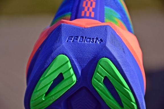 ASCIS SUPERBLAST 3, mimo wysokiej podeszwy, waży tylko 208 gramów