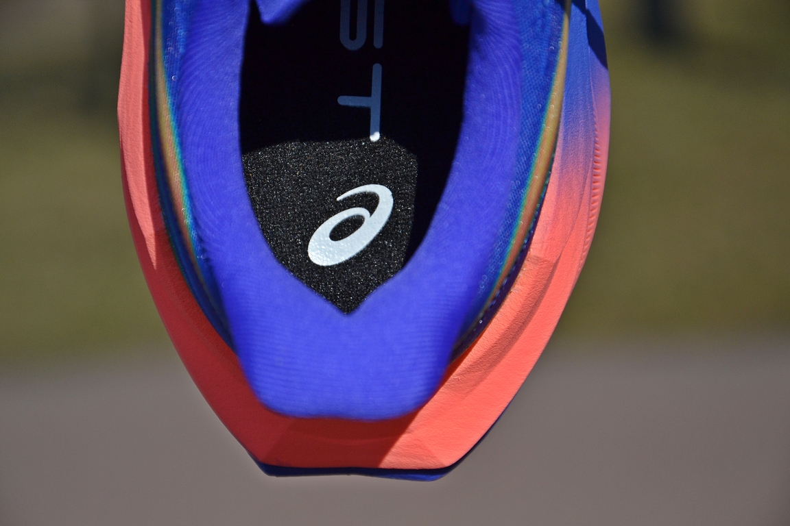 Podeszwa środkowa wystaje poza obręb cholewki, zapewniając stabilność