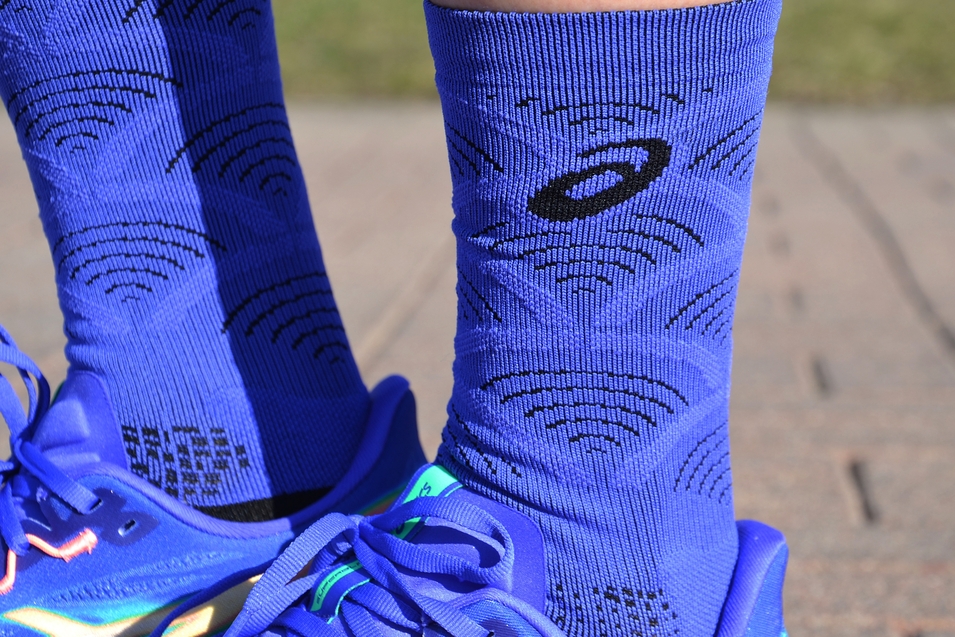 Skarpetki i cholewka w jednym kolorze? To look na 2026