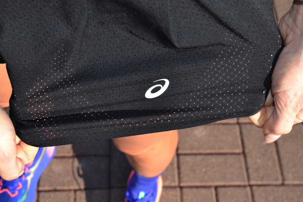 Wierzchnia warstwa spodenek jest turbo przewiewna