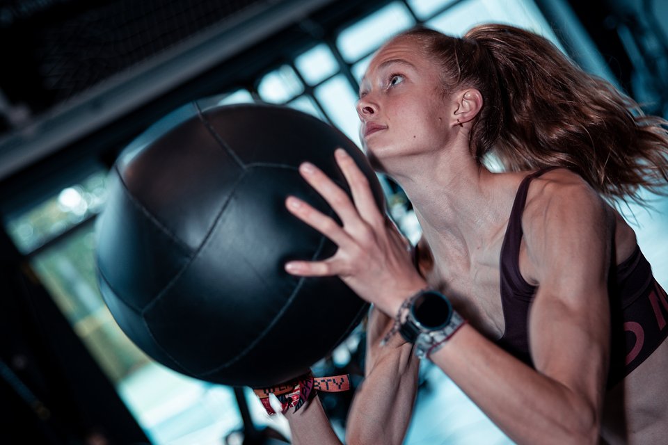 W zawodach Hyrox biorą udział zarówno mężczyźni, jak i kobiety. 