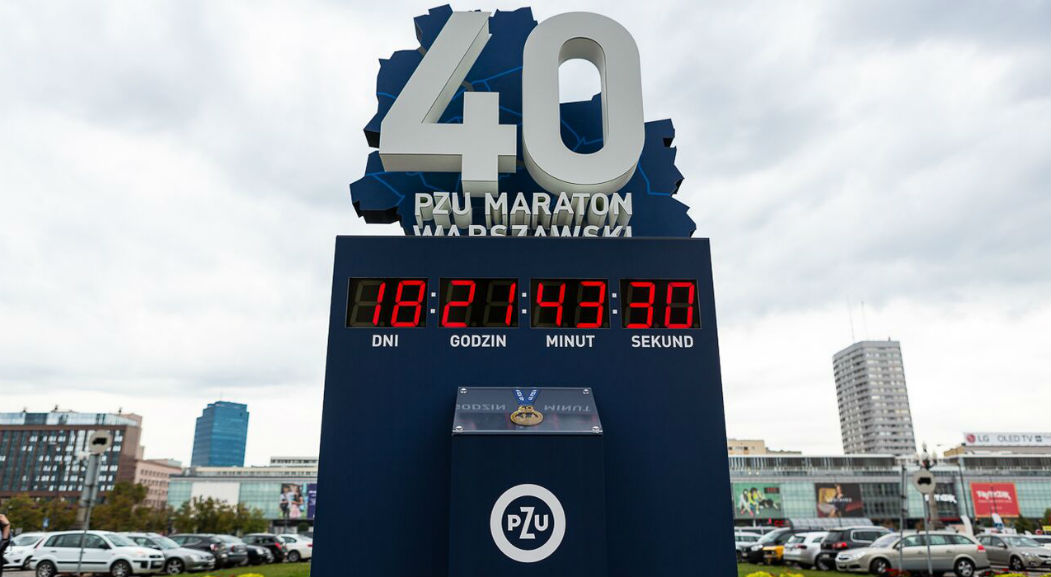 w sercu miasta stanela galeria i zegar odliczajacy czas do startu 40 pzu maratonu warszawskiego 04